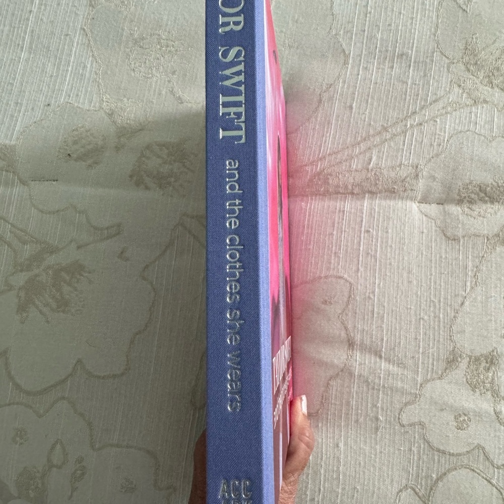 Taylor Swift Fashion Book with Pink and Blue Cover - Picture 4 of 5